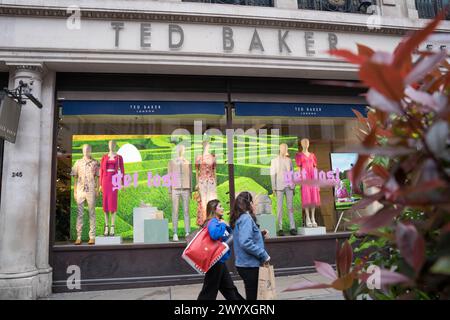 London UK , 8. April 2024. Ted Baker London schließt 15 Geschäfte in England, Käufer vor Regent Street Store London England UK. Quelle: Xiu Bao/Alamy Live News Stockfoto