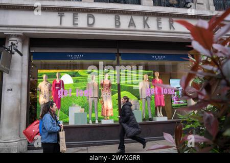 London UK , 8. April 2024. Ted Baker London schließt 15 Geschäfte in England, Käufer vor Regent Street Store London England UK. Quelle: Xiu Bao/Alamy Live News Stockfoto