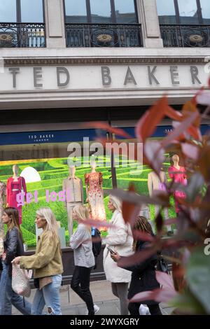 London UK , 8. April 2024. Ted Baker London schließt 15 Geschäfte in England, Käufer vor Regent Street Store London England UK. Quelle: Xiu Bao/Alamy Live News Stockfoto