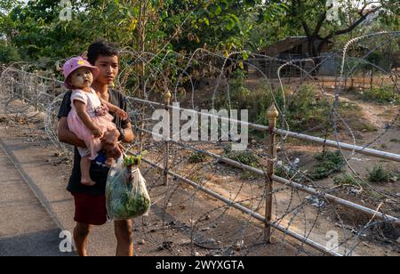 Besucher, Händler und illegale birmanische Einwanderer laufen an der thailändischen Seite der Grenze zwischen Thailand und Myanmar in Mae SOT, Thailand. Stockfoto