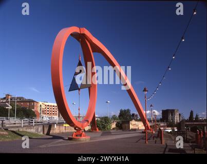 Die Stahlwellen-Skulptur des Künstlers Peter Fink steht am Ufer des Usk bei Newport und steht für eine lange Geschichte der Stahlherstellung. Stockfoto