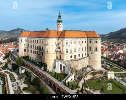 Schloss Mikulov in Südmähren, Tschechien. Baue auf einem Felsen. Ursprünglich mittelalterlich, im 18. Jahrhundert rekonstruiert und in den 1950er Jahren renoviert Antenne Stockfoto