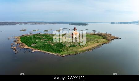 Die Insel Musov in Südmähren, Tschechien, mit der mittelalterlichen gotischen Kirche st. Linhart (Leonard), die heute verlassen wurde, nachdem das Dorf von Th überschwemmt wurde Stockfoto