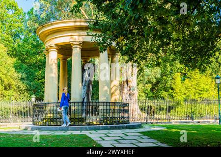 Der „alte Baum“ von Guernica in seinen Tholos. Casa de juntas de Guernica - Parlamentsgebäude von Gernika. Guernica y Luno, Vizcaya, País Vasco, Spanien, EUR Stockfoto