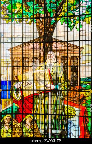 Detail, Allegorie der alten Gesetze. Großes Buntglasfenster, das als Abdeckung dient. Es ist eine Allegorie von Vizcaya, die den Baum und die Fueros darstellt Stockfoto
