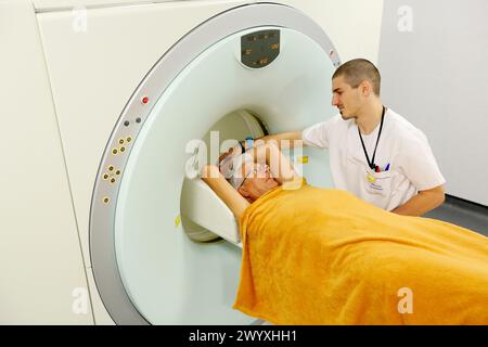 PET-CT Siemens Biograph, kombinierte Apparatur für Positronen-Emissions-Tomographie PET und Röntgen-Computertomographie CT, Nuklearmedizin, Onkologikoa Hospital, Oncology Institute, Case Center for Prevention, Diagnostics and treatment of Cancer, Donostia, San Sebastian, Gipuzkoa, Baskenland, Spanien. Stockfoto