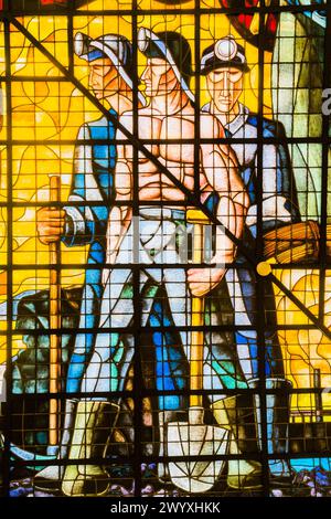 Details der Industriearbeiter. Großes Buntglasfenster, das als Abdeckung dient. Es ist eine Allegorie von Vizcaya, die den Baum und die Fueros darstellt Stockfoto