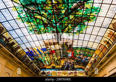 Großes Buntglasfenster, das als Abdeckung dient. Es ist eine Allegorie von Vizcaya, die den Baum und die Fueros darstellt, lege zaharra - altes Gesetz, um W Stockfoto