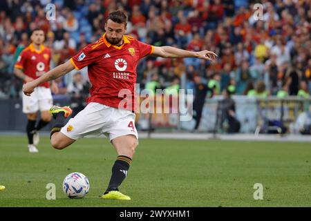 Bryan Cristante of Roma kontrolliert den Ball während des Fußballspiels der Serie A ALS Roma-SS Lazio Stadio Olimpico am 6. April 2024 in Rom, Italien. Stockfoto