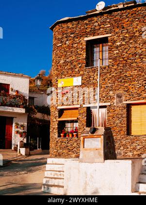 Das malerische Gebäude der Civil Guard Kaserne. Capileira, las Alpujarras, Granada, Andalucía, Spanien, Europa Stockfoto