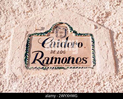 Keramikplatte mit dem Namen der Straße, Caidero de los Ramones. Capileira, las Alpujarras, Granada, Andalucía, Spanien, Europa Stockfoto
