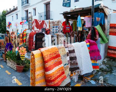 Laden mit 'Jarapas', typischen handgefertigten Teppichen aus La Alpujarra, Granada. Capileira, Las Alpujarras, Granada, Andalucía, Spanien, Europa Stockfoto