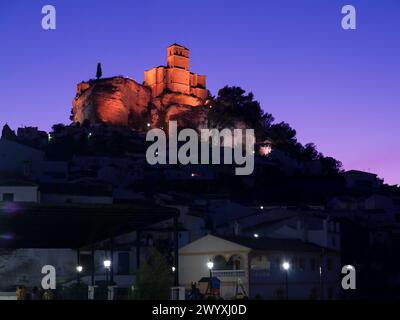 Dorfkirche an der Stelle der alten arabischen Festung bei Einbruch der Dunkelheit. Montefrío, Granada, Andalusien, Spanien, Europa Stockfoto