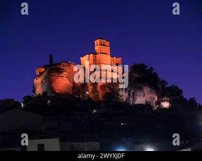 Dorfkirche an der Stelle der alten arabischen Festung bei Einbruch der Dunkelheit. Montefrío, Granada, Andalusien, Spanien, Europa Stockfoto