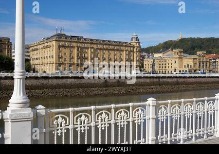 Hotel Maria Cristina und Teatro Victoria Eugenia. Fluss Urumea, Donostia, San Sebastian, Gipuzkoa, Euskadi. Spanien. Stockfoto