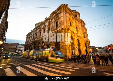 Straßenbahn neben dem Arriaga Theater. Bilbao, Biskaya, Baskenland, Spanien, Europa Stockfoto