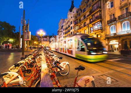 Fahrradparkplatz und Straßenbahn. Städtische Fortbewegungsmittel. Bilbao, Biskaya, Baskenland, Spanien, Europa Stockfoto