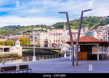 Paseo del Arenal verläuft entlang des Ría del Nervión. Bilbao, Biskaya, Baskenland, Spanien, Europa Stockfoto