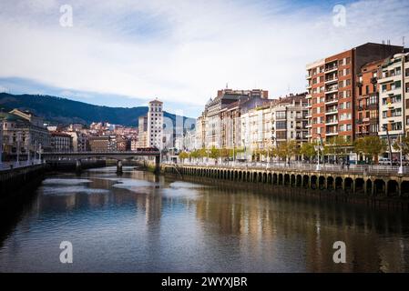 Paseo del Arenal verläuft entlang des Ría del Nervión. Bilbao, Biskaya, Baskenland, Spanien, Europa Stockfoto