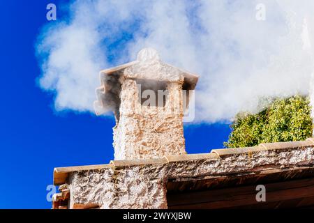 Rauch steigt aus dem Kamin auf. Jaén, Andalucía, Spanien, Europa Stockfoto