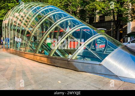 Der Zugang zur Bilbao Metro wird durch „fosteritos“, Glasbauten, die liebevoll nach dem Architekten benannt wurden, der sie entworfen hat, Norman Foster. Bi Stockfoto