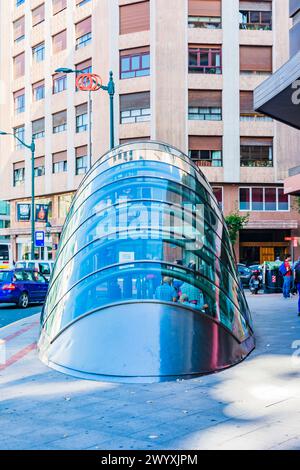 Der Zugang zur Bilbao Metro wird durch „fosteritos“, Glasbauten, die liebevoll nach dem Architekten benannt wurden, der sie entworfen hat, Norman Foster. Bi Stockfoto