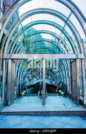 Der Zugang zur Bilbao Metro wird durch „fosteritos“, Glasbauten, die liebevoll nach dem Architekten benannt wurden, der sie entworfen hat, Norman Foster. Bi Stockfoto