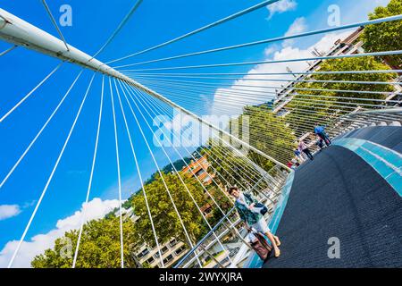 Die Zubizuri, auch Campo Volantin-Brücke oder Puente del Campo Volantin genannt, ist eine Fußgängerbrücke über den Nervion River. Design von Arch Stockfoto