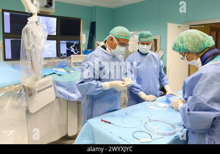 Chirurgische Vorbereitung, Planung, interventionelle Neuroradiologie, Operationssaal, Röntgenabteilung, Donostia Hospital, San Sebastian, Donostia, Gipuzkoa, Baskenland, Spanien. Stockfoto