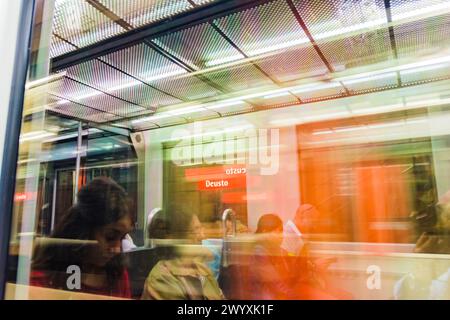 U-Bahn-Station Deusto. Reflexionen im Zugfenster. Bilbao Metro. Bilbao, Biskaya, Baskenland, Spanien, Europa Stockfoto