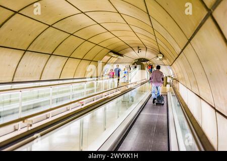 Mechanische Laufstege. U-Bahn-Station Casco Viejo. Bilbao Metro. Bilbao, Biskaya, Baskenland, Spanien, Europa Stockfoto