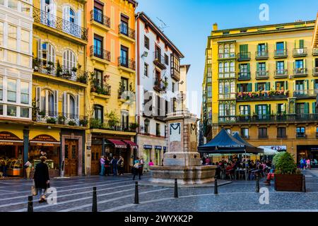 Santiago-Brunnen. Plazuela de santiago - Done Jakue - Santigo Platz. Las Siete Calles oder Casco Viejo auf Spanisch oder Zazpikaleak oder ALDE Zaharra in Ba Stockfoto