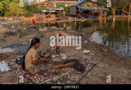 Illegale burmesische Einwandererfamilien leben in einer Siedlung auf der thailändischen Seite der thailändischen Grenze zwischen Thailand und Myanmar bei Mae SOT, Thailand. Stockfoto