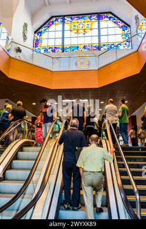 Rolltreppen, Zugangseinrichtungen. Der Mercado de la Ribera, Ribera Market, ist ein Marktplatz in Bilbao. Es liegt am rechten Ufer des Nervion River. Bilbao Stockfoto