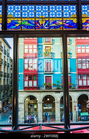 Blick vom Innern des Marktes. Der Mercado de la Ribera, Ribera Market, ist ein Marktplatz in Bilbao. Es liegt am rechten Ufer des Nervion River. Bilbao, Stockfoto