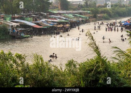 Thailändische und burmesische Familien schwimmen und spielen in der thailändischen Grenze zum Fluss Myanmar Moei in der Nähe von Mae SOT, Thailand. Stockfoto