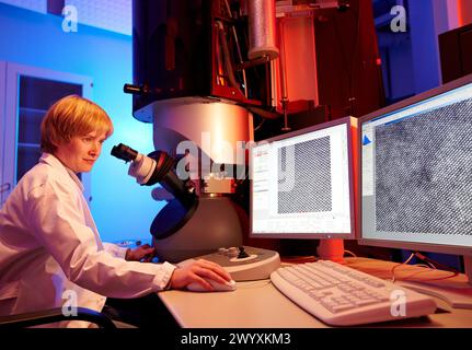 Bildgebung mit Atomauflösung mittels TEM, hochauflösendes Transmissionselektronenmikroskopie-Labor HR-TEM, Materialcharakterisierung auf Nanoskala, Echtzeitbeobachtung von Phänomenen auf Nanoskala, CIC nanoGUNE, Nanoscience Cooperative Research Center, San Sebastian, Donostia, Gipuzkoa, Euskadi, Spanien. Stockfoto