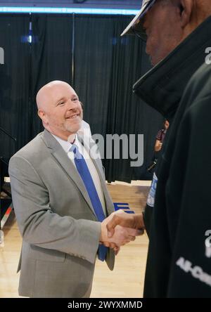 St. Louis, Usa. April 2024. Josh Schertz (L) begrüßt den ehemaligen Basketballspieler Joe Wiley, nachdem er zum Cheftrainer des Billikens' Männer-Basketballprogramms in St. Louis am Montag, 8. April 2024. Schertz kommt nach St. Louis war als Cheftrainer für Indiana State tätig. Foto: Bill Greenblatt/UPI Credit: UPI/Alamy Live News Stockfoto