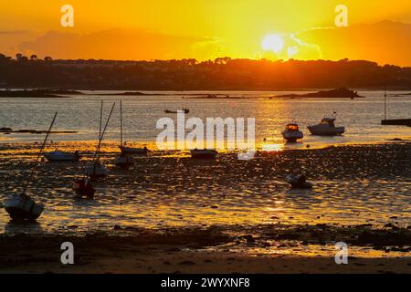 Hafen von Carantec, im Hintergrund Saint-Pol-de-Léon, Morlaix Bay, Finistère, Bretagne, Bretagne, Frankreich. Stockfoto