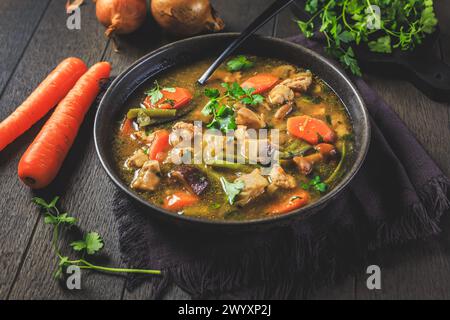 Hausgemachter Fleisch- und Gemüseeintopf oder Suppe mit Pilzen Stockfoto