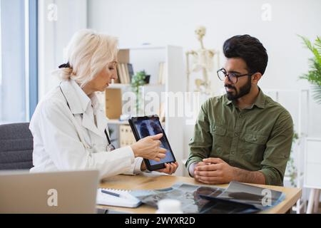 Hausarzt untersucht diagnostische Testergebnisse bei der Entwicklung eines Behandlungsplans. Stockfoto