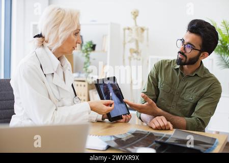 Ängstlicher Mann gekleidet, aufmerksam auf ärztliche Anweisungen zu hören. Stockfoto