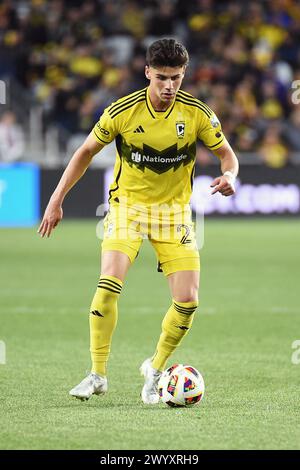 Columbus, Ohio, USA. April 2024. Der Kolumbus-Team-Stürmer Max Arfsten (27) übernimmt den Ball gegen DC United in Columbus, Ohio. Brent Clark/Cal Sport Media/Alamy Live News Stockfoto