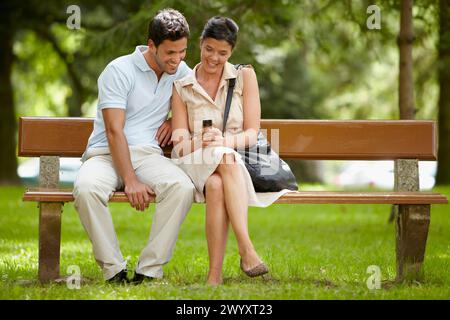 Pärchen auf Gartenbank, Spa-Relais. Lierganes Hotel und Spa, Kantabrien, Spanien. Stockfoto