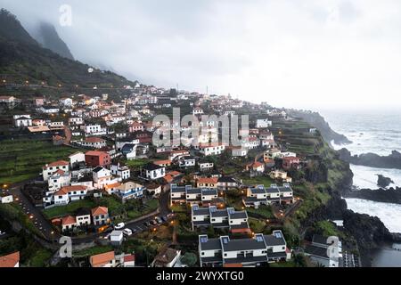 Drohnenansicht der Küste von Seixal bei bewölktem, dramatischem Wetter, Madeira, Portugal, Europa Stockfoto