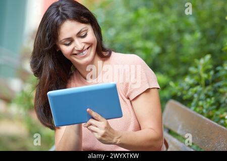 35 Frau mit Tablet im Park. Donostia. San Sebastian. Gipuzkoa. Baskenland - Spanien. Stockfoto