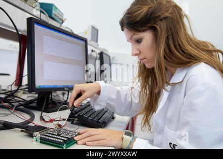 Manipulating Acquisition Card, Biomedical Instrumentation Laboratory, Biomedical Engineering, CEIT (Zentrum für Studien und technische Forschung), Universität Navarra, Donostia, Gipuzkoa, Baskenland, Spanien. Stockfoto