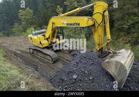 Bau eines Waldweges mit schwarzer Schlacke aus der Gießerei. Ormaiztegi, Guipúzcoa. Euskadi, Spanien. Stockfoto