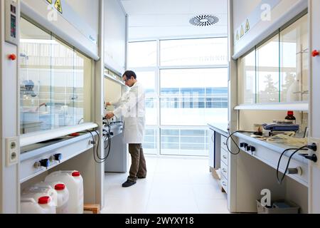 Rotavapor, Synthesis Laboratory, IkerChem Forschungslabor, Design und Synthese neuer chemischer Einheiten mit therapeutischen Anwendungen in der Onkologie, Entdeckung und Entwicklung neuartiger Medikamente zur Behandlung von Krebs, San Sebastian Technology Park, Miramon, Donostia, Gipuzkoa, Euskadi, Spanien. Stockfoto