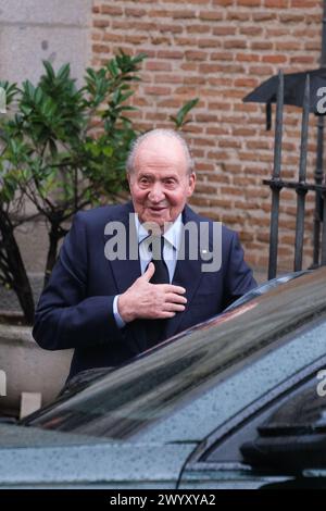 König Juan Carlos I. von Spanien verlässt die Messe für Fernando Gómez-Acebo am 8. April 2024 in Madrid. Stockfoto